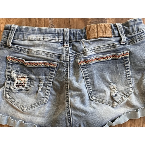 Soundgirl Juniors Embroidered Distressed Cuff Low Rise Short Shorts Size 9 - Picture 5 of 6